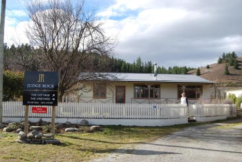 Alexandra House | Judge Rock Exclusive Vineyard Cottage Accommodation