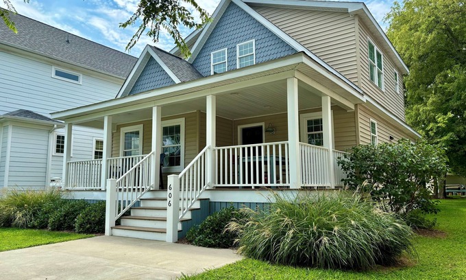 Cape Charles House | JULY WEEK OPEN! HISTORIC DISTRICT: 1st Floor Primary, Great Location and Views!