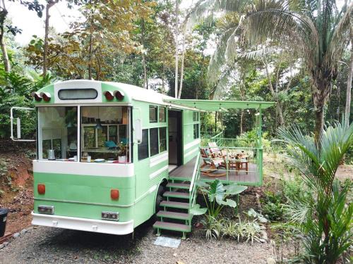 Savegre House | Jungle Bus, 5 min drive to PlayaLinda, 15 to Dominical, Wifi Starlink