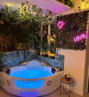 Vaulx En Velin Village Apartment | Jungle room - Lyon Est
