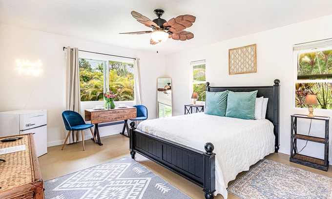 Keaau Cabin | Jungle Studio - Cute and Cozy w/Queen Bed, Wifi, Full Bathroom