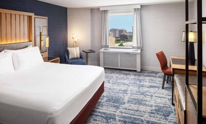 Downtown Apartment | Junior King Suite Near Headlines Hair Designer WDC