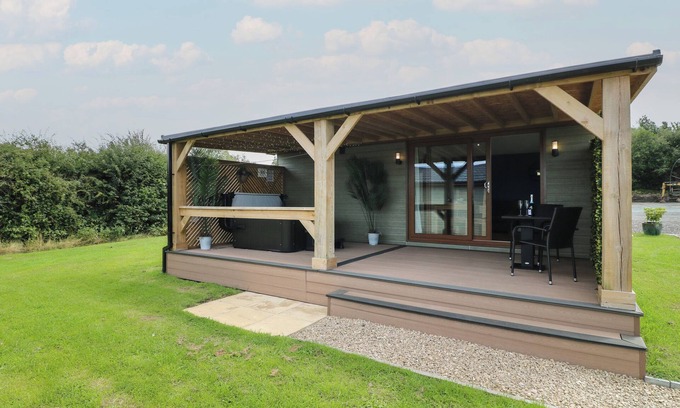 Swadlincote Cottage | JUNIPER, romantic, luxury holiday cottage in Donisthorpe