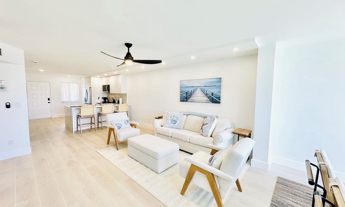 Jupiter Condo | JUPITER BEACH RETREAT WALK TO BEACH AND POOL!
