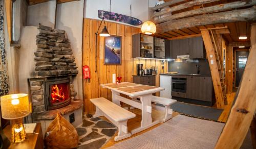 Pyhatunturi Cabin | Jussan Luppo - Original Log Cabin, Sauna, Ski 100m