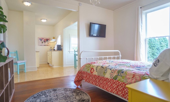 Port Townsend Historic District Apartment | Just 3 Blocks from Downtown! Charming Studio Apartment!