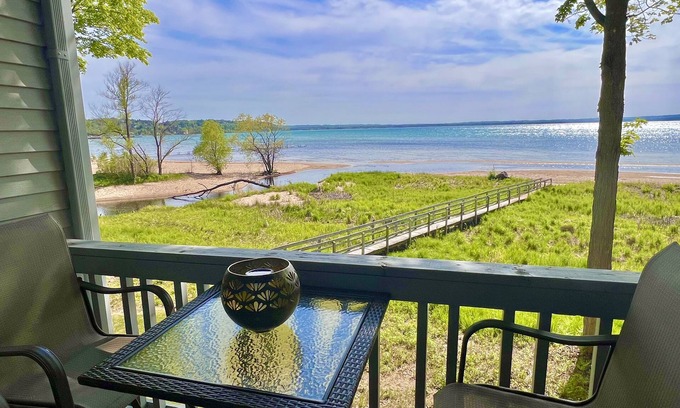 Acme Apartment | Just a few steps to the bay & Amazing Sunsets!