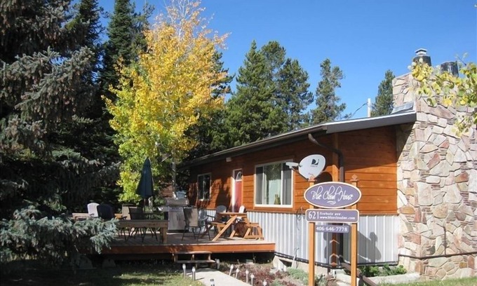 West Yellowstone House | Just a minute from Yellowstone! Family sized home w/deck Book Now for Summer!
