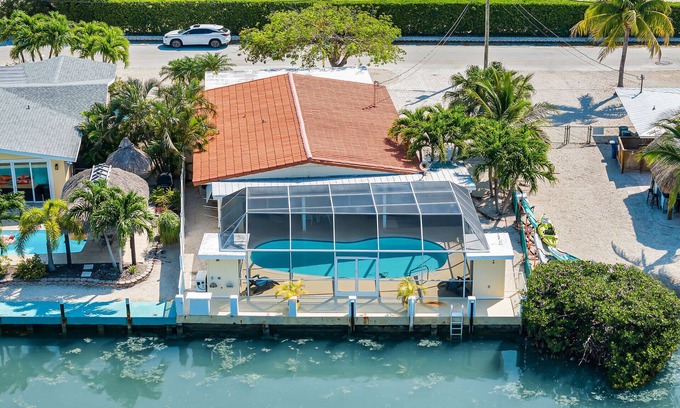 Marathon House | Just Beachy: 2/2 private pool + dock, short walk to Sombrero Beach