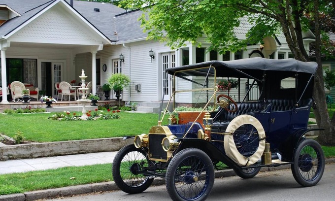 Garden District Cottage | JUST BUILT - Guest Cottage with a complimentary ride in a 1911 Model T Ford