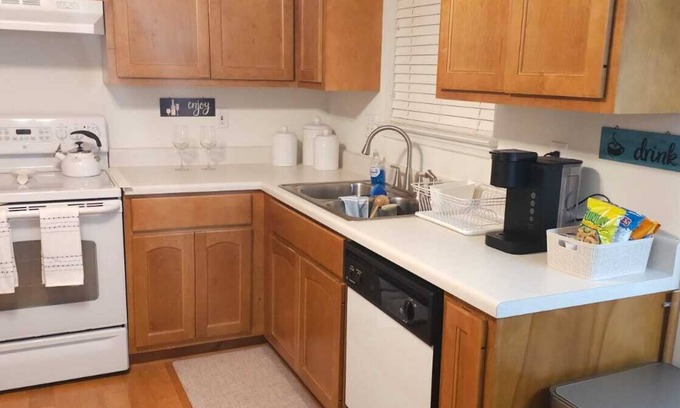 Madison House | Just Like Home 3-bedroom house in wonderful Madison/Pet-Friendly