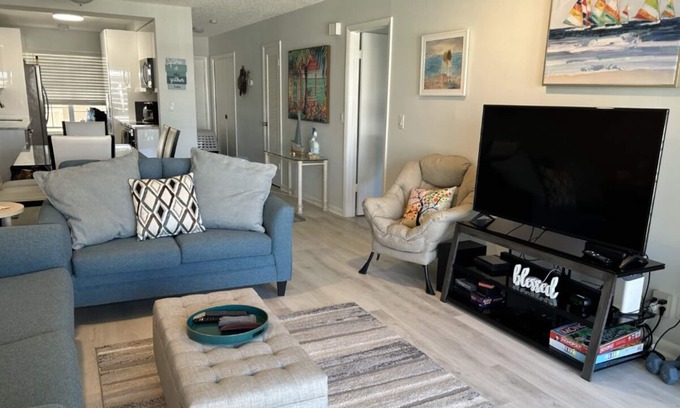 Jog Road Condo | JUST PACK YOUR SWIMSUITS! 12 min to Beach!Pool &hot tub! Beautiful,Updated Condo