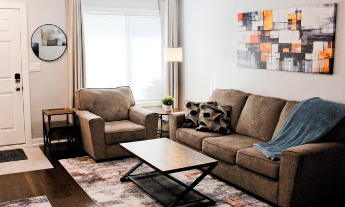 Burbank House | Just Updated! Charming 3-bedroom 25 Minutes from Downtown Chicago!