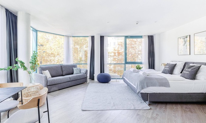 New Town Apartment | Köln Friesenplatz | Suite XXL + Sofa Bed (LT)
