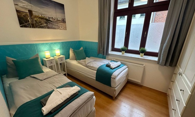 Mitte Apartment | Küstengold - Ferienwohnung Küstengold - Familiebfreundlich mit Terrasse und Gem. Garten EG
