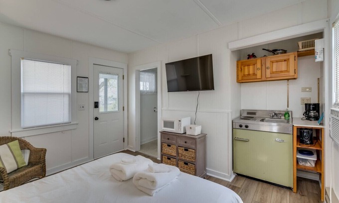 Clayton Apartment | K's Motel with Stunning St. Lawrence River Views - Room 2