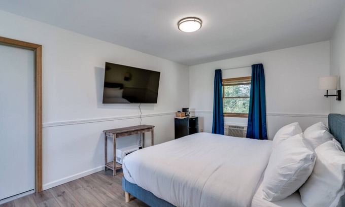 Clayton Apartment | K's Motel with Stunning St. Lawrence River Views - Room 8