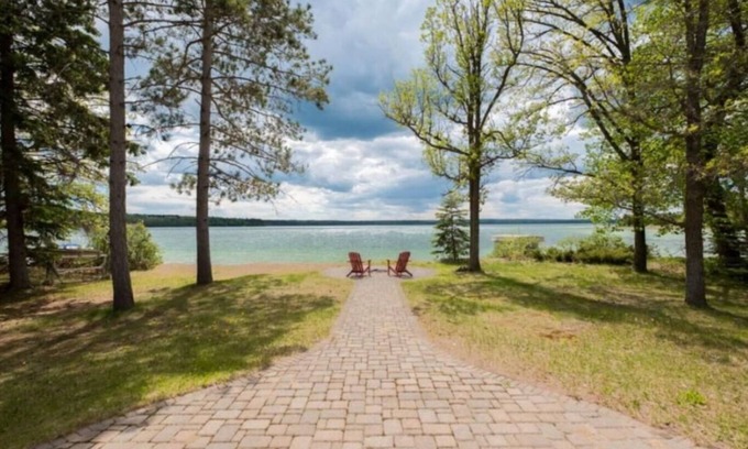 Walker House | Kabekona Lake Paradise: Sandy Beach, Spectacular Sunsets!