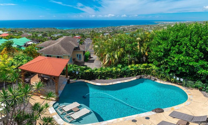 Kailua-Kona House | Kailua-Kona Exceptional Oceanview Home - Heated Oasis Pool & Stunning Ocean View