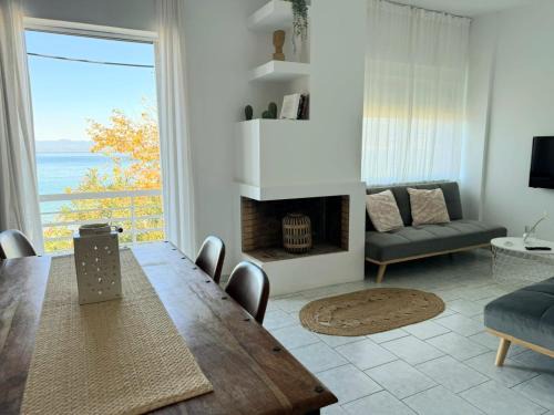 Mikri Mantineia Apartment | Kamari Apartments seafront