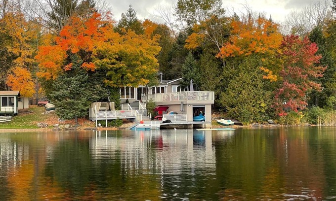 Minden Hills Cottage | Kanata House - Charming Lakeside Cottage