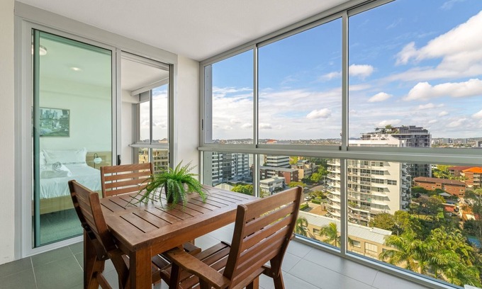 Kangaroo Point Apartment | Kangaroo Point 2-Bed Flat with Gym & Pool