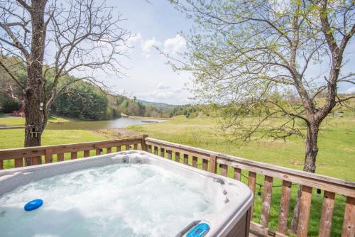 Jefferson House | Kapena Escape on the Lake- Views, Hot Tub, Nearby River Access