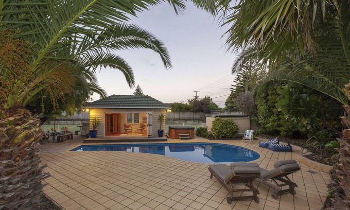 Paraparaumu Beach House | Kapiti Getaway - Fantastic location - Pool, Spa & Tennis Court