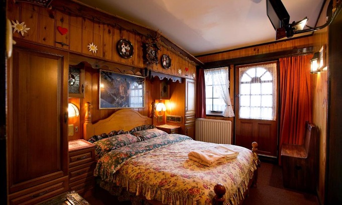 Falls Creek Cabin | Karelia Alpine Lodge