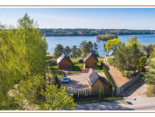 gmina Stezyca Ski Chalet | Karmelowe Domki Kaszuby, z jacuzzi na tarasie z widokiem na jezioro