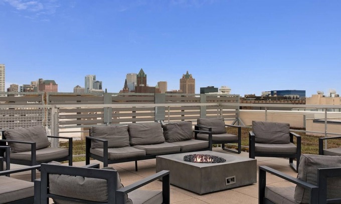 Westown Apartment | Kasa Relax in Your Spacious 1BD Pet Friendly Milwaukee