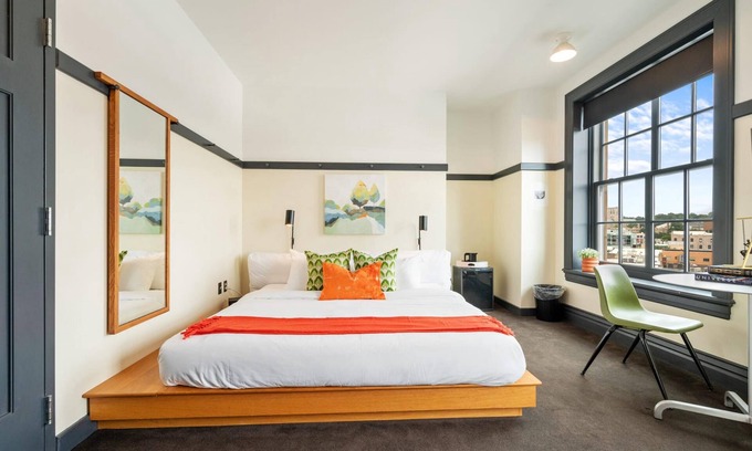 East Liberty Apartment | Kasa Trendy Studio Steps to Bakery Square The Maverick