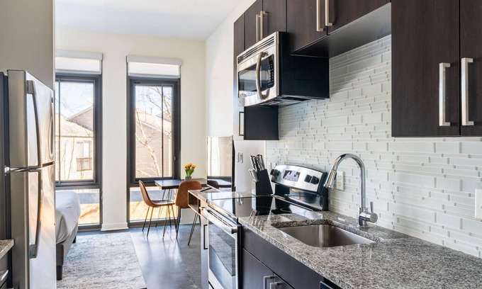 Del Ray Apartment | Kasa Welcoming Studio Work Friendly Alexandria