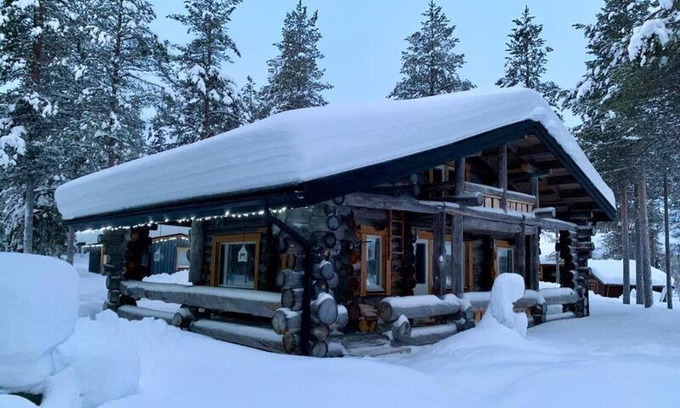 Akaslompolo Apartment | Kaupinpirtti, Ylläs, Äkäslompolo - Silver Log Cabin with Lake and Fell Scenery