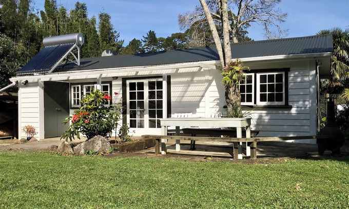 Kerikeri Cottage | Kauri post cottage, close to everything!