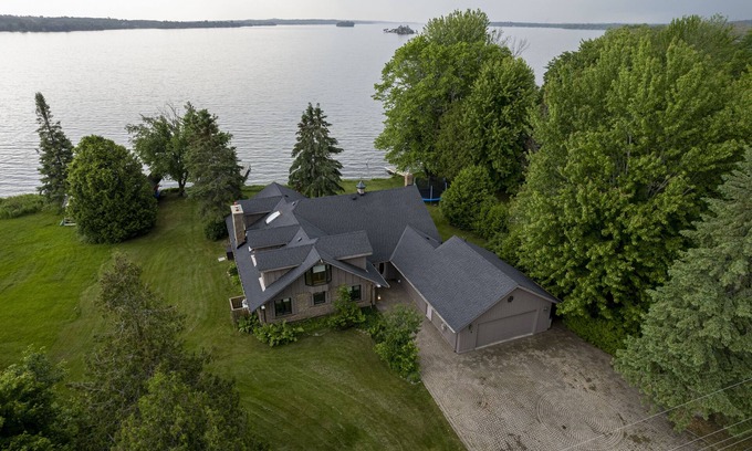 Fenelon Falls Cottage | Kawartha Lakes Gem: Your Dream Lakehouse Getaway