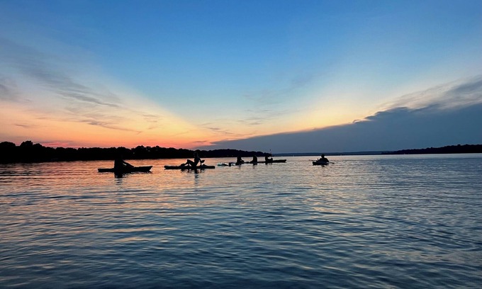 Grove Cottage | Kayaks*Forest View*Firepit*King*Lakefront*Gameroom