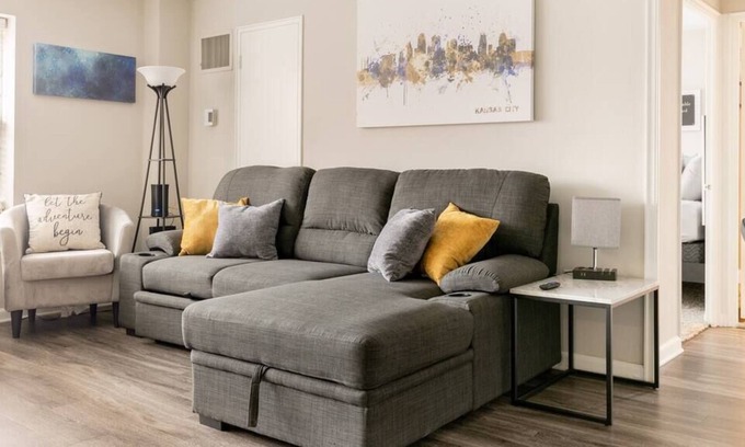 Country Club Plaza Area Apartment | KC Plaza One Bedroom with Gym/Pool/Parking