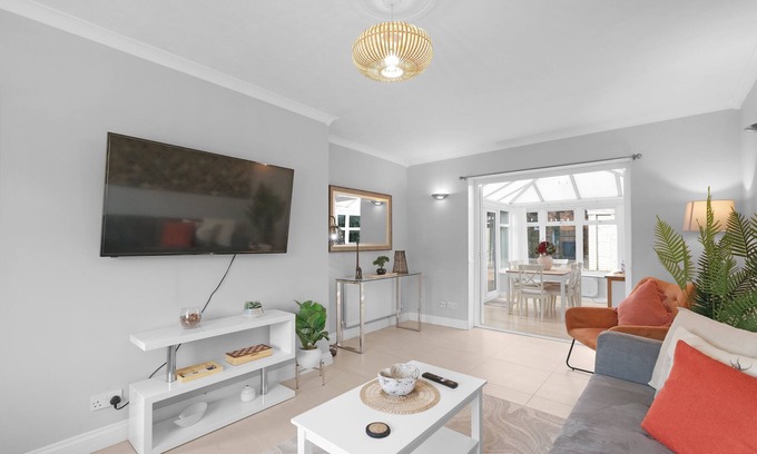 Slough House | Keel Drive Modern 3-Bedroom, 2-Bathroom Home