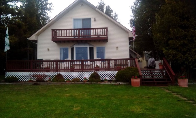 St Ignace House | Kelly Cottage - Lake Michigan - Enough Room for the Entire Family. Pet Friendly