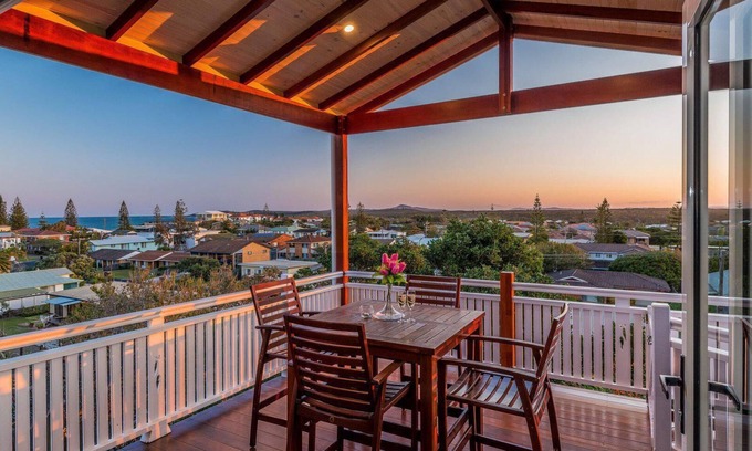 Yamba House | Kenlee - Spacious Holiday Home with Great Views - Pets Considered