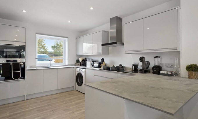 Sittingbourne House | Kent Gem | New Build | Sleeps 7 | Free Parking