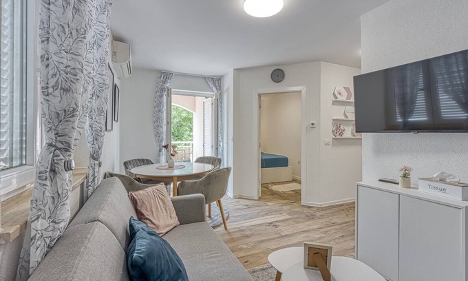 Cancini Apartment | Kestenova/Two-Bedroom App with Balcony No.4