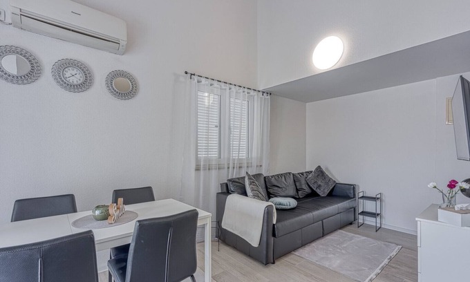 Cancini Apartment | Kestenova/Two-Bedroom App with Balcony No.5