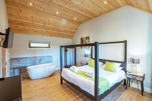 Newton Stewart House | Kestrel Lodge 7 with Hot Tub