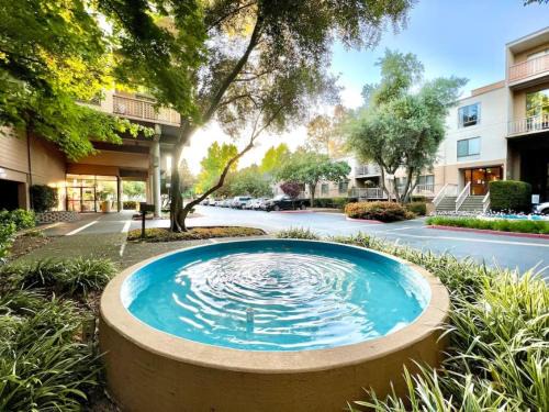 Walnut Creek Apartment | KeyLuxe, Luxury Apartment with Jacuzzi, Pool, Gym, Tennis in Walnut Creek