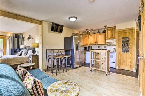 Mountain House Apartment | Keystone Mountain Getaway Walk to Ski Lifts