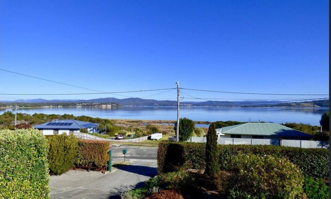 Akaroa House | Kiama Cottage beside the Bay with spectacular views of Georges Bay and St Helens