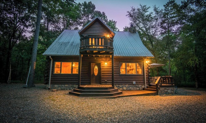 Broken Bow Cabin | Kickapoo Pines is a large, luxurious 4 bedroom, 3 ½ bath cabin near Beavers Bend State Park, Broken Bow Lake, and all the fun activities in the Hochatown area.