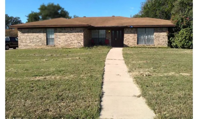 Copperas Cove House | Kid friendly, pet friendly 3 BR house w/fireplace
